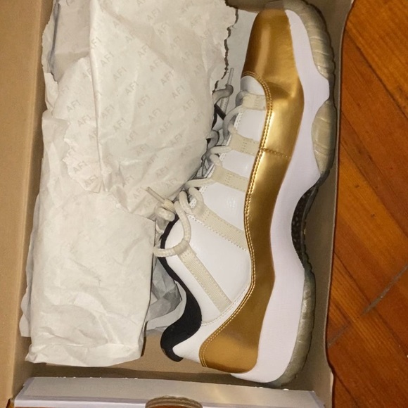 Jordan 11s low gold size 10/2 - Picture 3 of 3